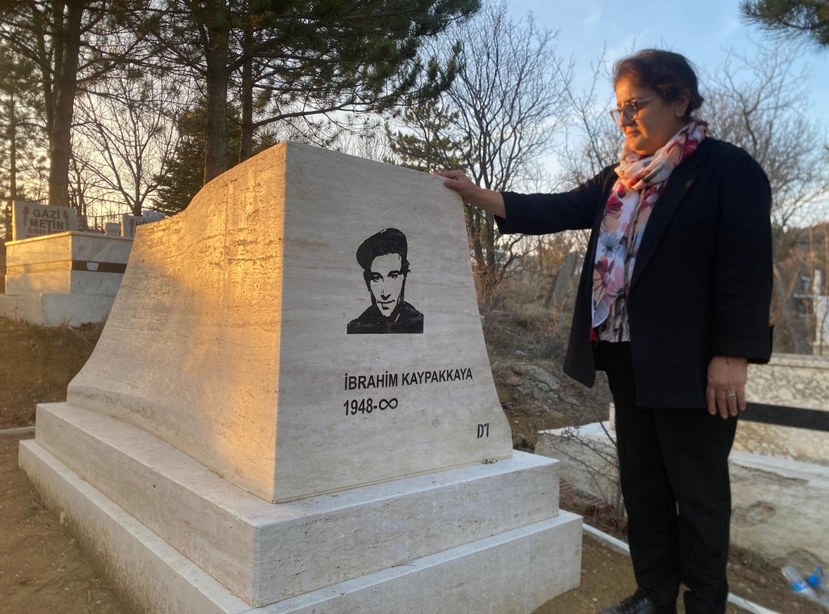 _AytenKordu's tweet photo. 17 Mayıs 1982 tarihinde Diyarbakır cezaevinde yaşanan baskılara karşı #Ferhat Kurtay #Necmi Öner, #Eşref Anyık ve #Mahmut Zengin  bedenlerini ateşe verdiler. 
#Dörtler 

18 Mayıs 1973’te ser verip sır vermediği, devrim ve özgürlük idealinden geri adım atmadığı için Diyarbakır zindanın’da  işkencede katledilen #İbrahimKaypakkaya 

 18 Mayıs #Haki karer

Mayıs ayında özgür, onurlu bir yaşam için mücadelede yaşamını yitiren tüm  devrimcileri saygı ve minnetle anıyorum.