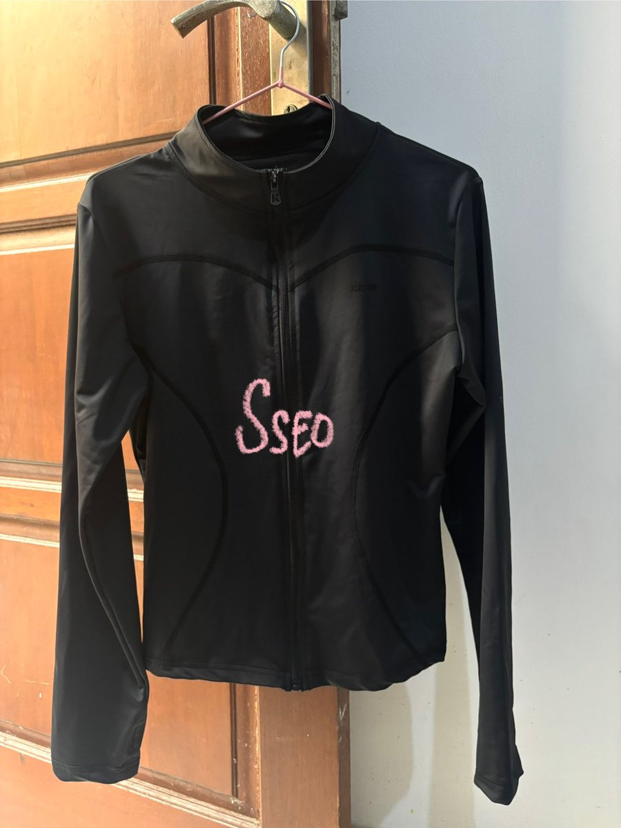 sseoothv's tweet photo. wts want to sell jual preloved
jaket olahraga lari running kktop 

💰75k (harga inc all, shopee)
📍sby

warna hitam, size 3XL (ini fitted ya)
beli minggu lalu, dipake 1x buat jogging, dijual krn kebesaran, vvgc https://t.co/UjunEB1lhs