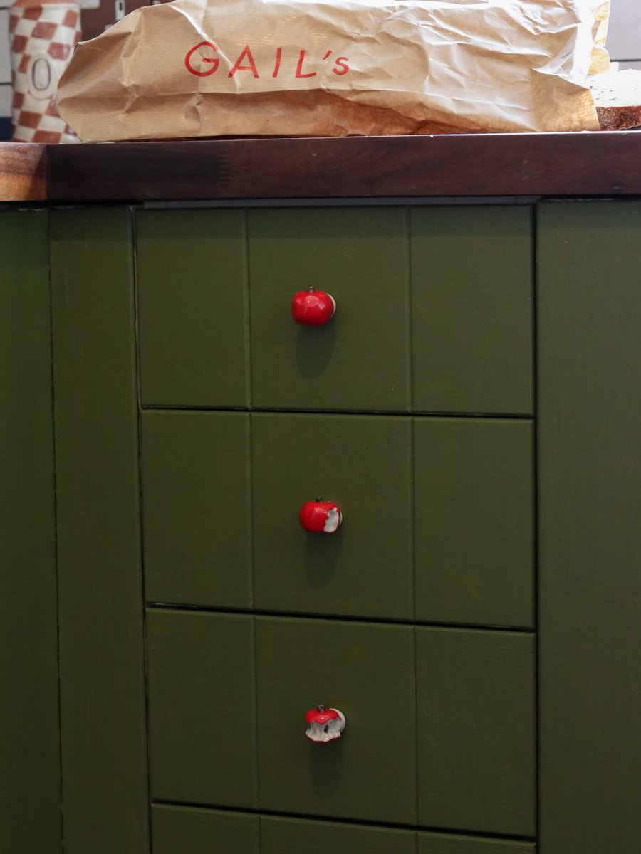 interiorsuckerr's tweet photo. Cute ceramic cabinet knobs🍎🌶️ https://t.co/UfBhsa24ZG