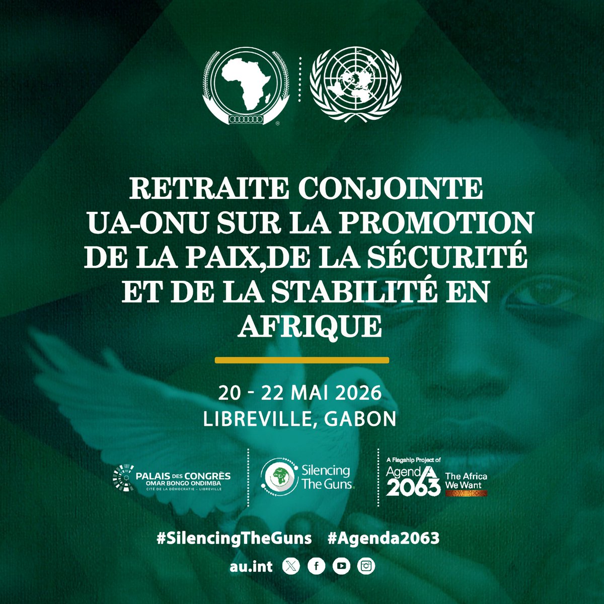 EstelleAngangou's tweet photo. Libreville accueille la 17e #Retraite de haut niveau #Union #Africaine/Organisation des #Nations #Unies, du 20 au 22 mai 2026
C'est parti ! le Palais des congrès Omar Bongo Ondimba entre dans sa phase d'exploitation ! Le top départ de ses activités a été donné le 03 mai 2026, lorsque devant ses pairs, les représentants de chefs d’Etat et un parterre d'invités, le Président @oliguinguema a coupé le ruban symbolique, tout exprimant le vœu de voir ce site devenir un pôle moderne capable d'accueillir les grandes rencontres internationales, sommets, forums et évènements institutionnels de haut niveau aux standards internationaux, mais aussi de positionner le Gabon comme le carrefour international de réflexion et d'action.
La 17e Retraite de haut niveau conjointe #UA-#ONU portera sur la promotion de la paix, de la sécurité et de la stabilité en Afrique. Organisée par la Commission de l'Union africaine, cette session réunira 184 participants, parmi lesquels des médiateurs africains, diplomates, experts en prévention des conflits et responsables de la diplomatie préventive.
Durant trois jours, ces experts vont élaborer des stratégies concrètes face aux défis sécuritaires actuels.
Placé sous le thème « Impulser le cessez-le-feu, le dialogue national et la réconciliation pour une paix durable », cette rencontre stratégique intervient alors que le Gabon exerce un mandat de deux ans au Conseil de Paix et de Sécurité de l’Union Africaine. C'est l'occasion pour le pays de renforcer sa coopération avec les États africains et de consolider des partenariats gagnant-gagnant.
Les « Retraites conjointes » UA-ONU désignent des sessions de travail stratégiques à huis clos, visant à renforcer la coopération en matière de paix, de sécurité et de diplomatie préventive. Elles s'inscrivent dans le cadre du partenariat stratégique signé entre les deux organisations, tel que le Cadre commun ONU-UA pour un partenariat renforcé. Ces rencontres régulières de haut niveau permettent aux diplomates, envoyés spéciaux et membres des conseils de sécurité des deux institutions de :
- Faire le bilan des opérations de maintien de la paix ;
- Coordonner leurs efforts de médiation et de résolution des conflits ;
- Résoudre les défis liés au financement de missions et à la mise en œuvre de cadres de paix.
L'UA organise régulièrement ce type de conclaves stratégiques, qui se déclinent selon deux grands axes :
- Diplomatie et médiation : Ces retraites rassemblent les hauts responsables de l'UA, des experts et d'anciens chefs d'État (membres du Groupe des Sages) pour repenser la médiation africaine face à l'évolution des conflits.
- Réformes institutionnelles : D'autres retraites spécifiques se concentrent sur le fonctionnement interne de l'organisation, son autonomie financière et l'opérationnalisation de ses organes.
La rencontre de Libreville se penchera sur les enjeux de fond pour garantir une paix durable, notamment dans les domaines suivants :
- Processus de paix : Analyse de l’efficacité des accords de cessez-le-feu.
- Gouvernance : Liens entre les dialogues nationaux, la réconciliation et les transitions politiques.
- Synergie internationale : L'événement inclut également la 4e retraite conjointe entre l'UA & les NU, visant à harmoniser les efforts de médiation. Ces événements permettent aux dirigeants et aux experts de l'UA de dégager un consensus politique fort qui sera ensuite formalisé lors des sommets officiels.
En accueillant cette rencontre stratégique, le Gabon réaffirme sa mission de carrefour diplomatique et son engagement indéfectible en faveur de la stabilité et du développement du continent, en parfaite adéquation avec l'Agenda 2063 de l'UA.
@_AfricanUnion @ONU_fr @Telesud_ @TV5MONDEAfrique @PrimatureGA