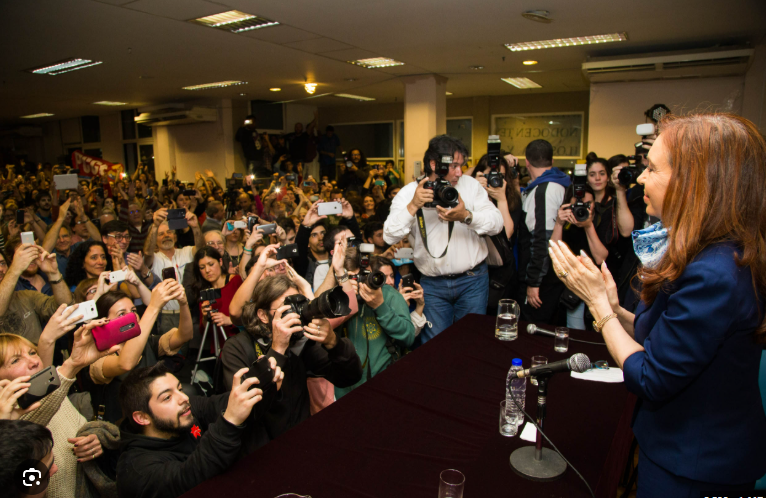 CHAMPAGNEPXPX's tweet photo. @Santiago_Oria @JMilei Así se ve un aula abarrotada de alumnos: año 2018. Exposición en la Facultad de Filosofías y Letras UBA. https://t.co/hUFv5t0pyB