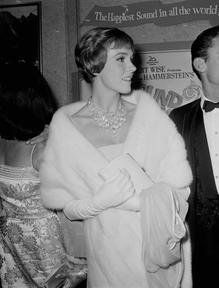 mariasrainer's tweet photo. julie andrews attending the LA premiere of ‘the sound of music’ in 1965 https://t.co/6lVRzm5CeH