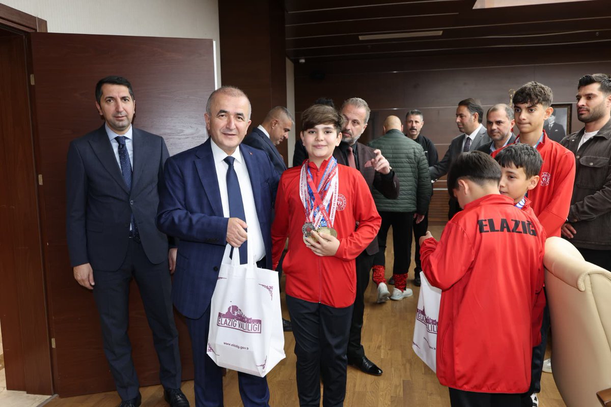 elazig_valiligi's tweet photo. Gençlik ve Spor İl Müdürü Abdulsamet EREN, İl Milli Eğitim Müdürü Beraat ŞAHİN ve Türkiye Şampiyonları;

➡Mahir AKBAŞ, Yiğit Efe BÜYÜKER (Badminton Çift Erkekler),

➡Huzeyfe Berat GECEKUŞU, Elifsu ASLAN, Alp Eren GÜLER(Paletli Yüzme),

➡Ali Akif KAYMAZ (Karete),

Valimiz Sayın Numan HATİPOĞLU'nu ziyaret etti.

@numanhatipoglu