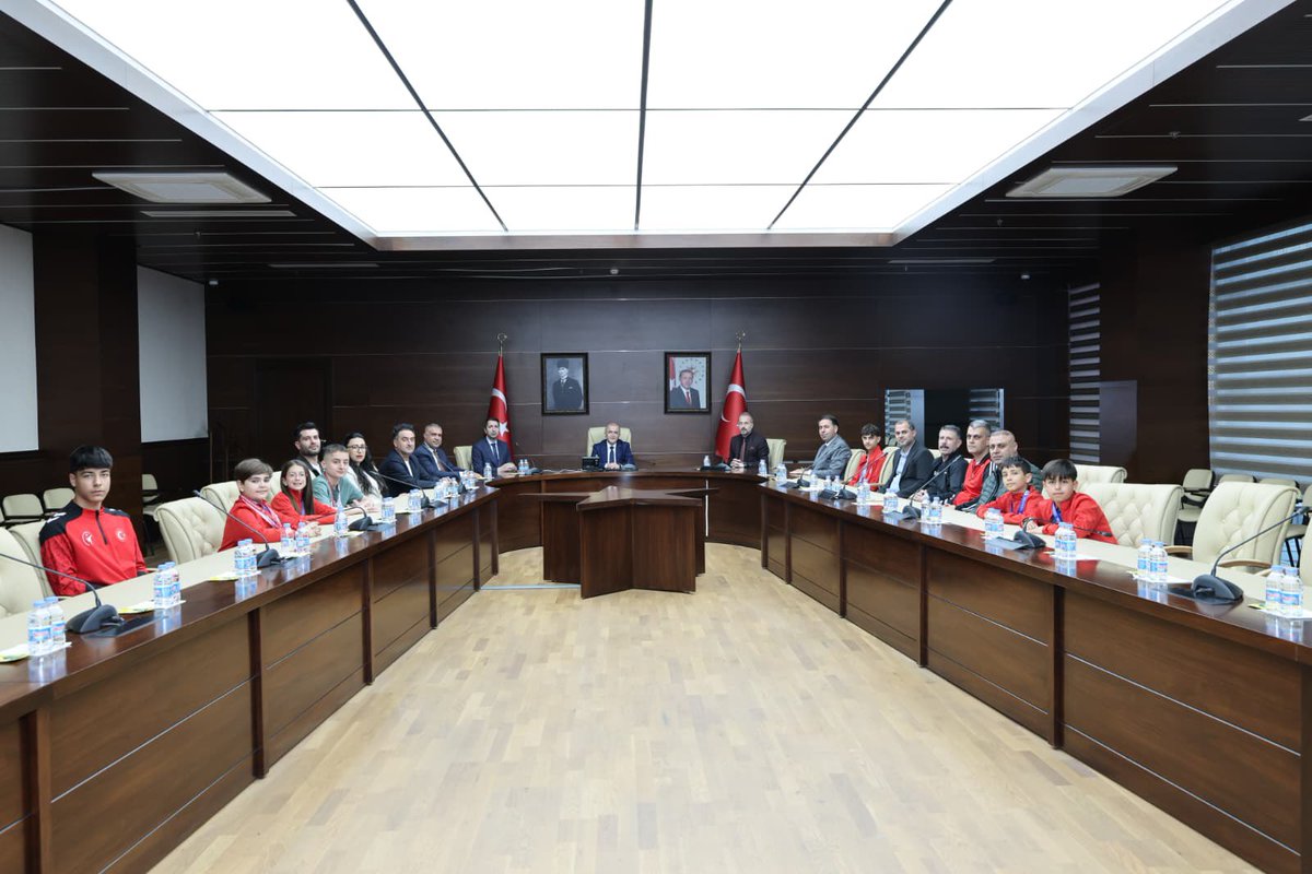 elazig_valiligi's tweet photo. Gençlik ve Spor İl Müdürü Abdulsamet EREN, İl Milli Eğitim Müdürü Beraat ŞAHİN ve Türkiye Şampiyonları;

➡Mahir AKBAŞ, Yiğit Efe BÜYÜKER (Badminton Çift Erkekler),

➡Huzeyfe Berat GECEKUŞU, Elifsu ASLAN, Alp Eren GÜLER(Paletli Yüzme),

➡Ali Akif KAYMAZ (Karete),

Valimiz Sayın Numan HATİPOĞLU'nu ziyaret etti.

@numanhatipoglu