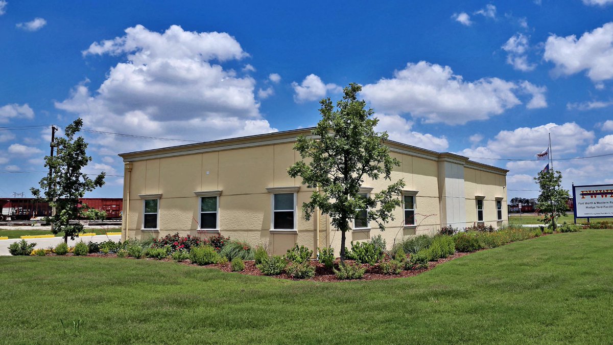 PalomarModular's tweet photo. Three modules, 2,376 square feet, and a boatload of modular building curb appeal for the Fort Worth &amp; Western Railroad Hodge Yard Facility. https://t.co/LqckzcjPxF