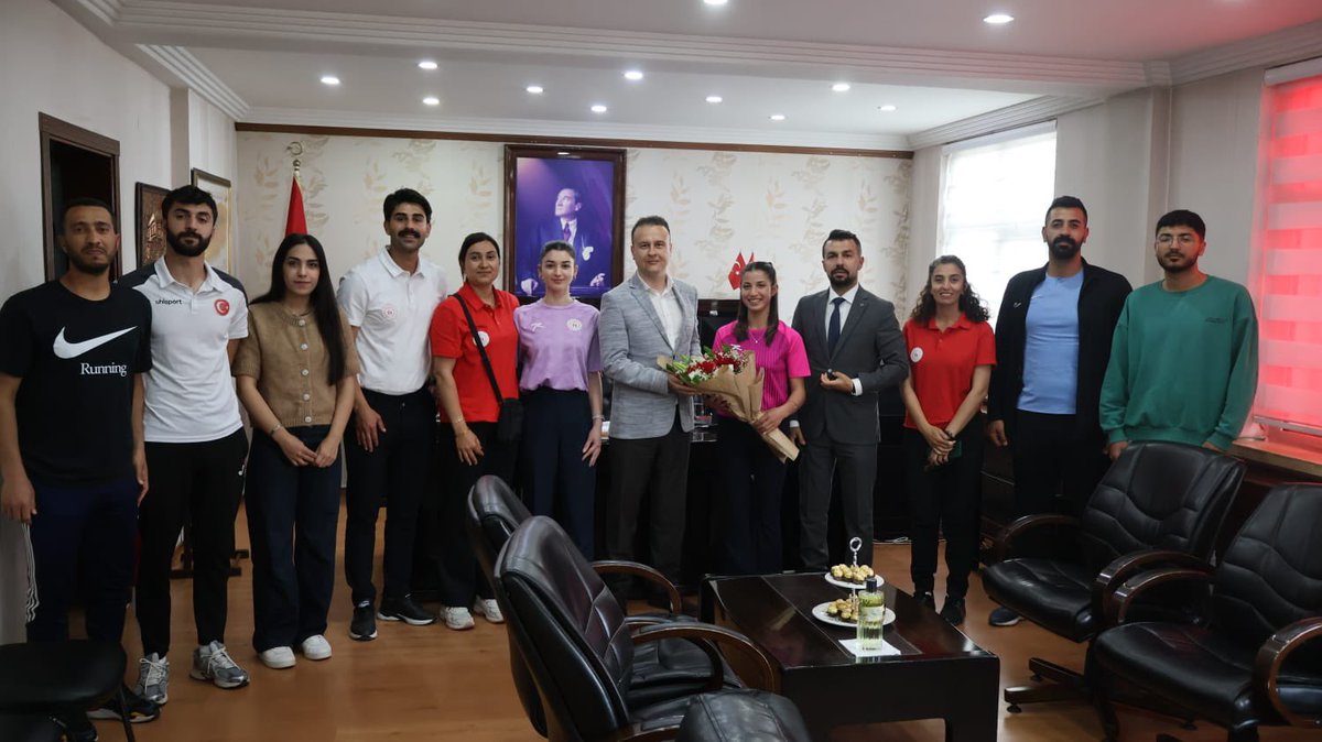 idilKymkmlk's tweet photo. 19 Mayıs Atatürk'ü Anma, Gençlik ve Spor Bayramı vesileyle İlçe Gençlik ve Spor Müdürü Hamza ŞİREN beraberindeki heyet ile birlikte Kaymakamımız Sayın Anıl ADIGÜZEL’i makamında ziyaret ettiler

@anilladgzl https://t.co/u4hGQMEtfH