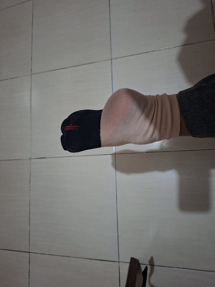 whhoopsiiee's tweet photo. @tanyakanrl Kaos kaki gue kena aer https://t.co/xfm2aRDow6