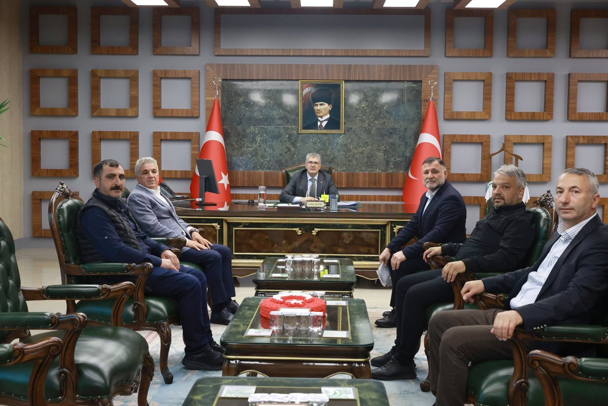 bingolvaliligi's tweet photo. Valimiz Sayın Cahit Çelik;

✅ Memur-Sen Genel Başkan Yardımcısı Ramazan Çakırcı, Memur-Sen Bingöl İl Başkanı Yunus Kava, Memur-Sen Üniversite Temsilcisi Hüseyin Çaldak’ı,
✅ Ensar Vakfı Bingöl Şube Başkanı İsmail Narin ve Yönetim Kurulu Üyelerini,
✅ İl Genel Meclis eski Başkanı Hasan Basatemur ve önceki dönem İl Genel Meclis üyelerini,
✅ Kiğı/Kuşçimeni Köyü Muhtarı Mustafa Akay ile İsmail Doğruca, İlhan Açıkalın ve Sinan Doğruca'yı ve
✅ Bingöl Üniversitesi Zaza Dili ve Kültürü Uygulama ve Araştırma Merkezi Müdürü Dr. Öğretim Üyesi Murat Varol'u makamında kabul etti.

@celikcahit