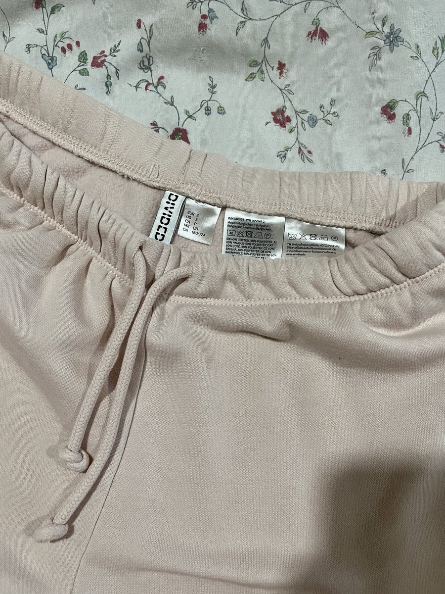 dearNplease's tweet photo. กางเกงวอร์มผ้าสำลีชมพู H&amp;M ทรงกระบอก (รุ่นจ็อกเกอร์)            

size : s(36) เอว26-27.5 สะโพก34-36 ใส่เอวต่ำได้                                              
price : 185฿ 

defect : รอยดำตรงขานิดนึง ขอดูพตได้ค่ะ https://t.co/81RyD3DIfe