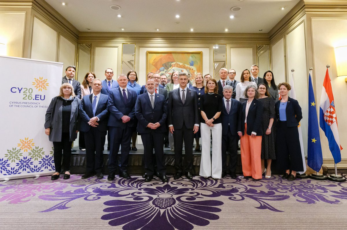 AndrejPlenkovic's tweet photo. Održali smo redoviti radni susret s veleposlanicima država članica EU-a u 🇭🇷, organiziranom u povodu @CY2026EU.

➡️Razmotrili smo aktualne političke i gospodarske teme na europskoj i globalnoj razini, uključujući jačanje konkurentnosti 🇪🇺 gospodarstva, energetsku sigurnost, ublažavanje posljedica krize uzrokovane ratovima u #Ukraine i na Bliskom istoku te stanje na jugoistoku Europe.

➡️Uspješan summit i poslovni forum @3seaseu u Dubrovniku potvrdili su stratešku važnost jačanja povezivosti u smjeru sjever–jug. Najavio sam i summit skupine #MED9 u Splitu.

➡️Ususret općim izborima u Bosni i Hercegovini u listopadu, naglasio sam važnost poštivanja jednakopravnosti i legitimne zastupljenosti triju konstitutivnih naroda u Predsjedništvu i drugim institucijama 🇧🇦.

 ➡️Povoljan makroekonomski i fiskalni položaj Hrvatske potvrđuju stabilan gospodarski rast, investicijski kreditni rejting 🅰️ razine, kao i napredak Hrvatske u procesu pristupanja @OECD. Nastavljamo provoditi mjere @VladaRH za zaštitu građana i gospodarstva od inflatornih pritisaka, uz očuvanje fiskalne stabilnosti i konkurentnosti.

➡️Osvrnuli smo se i na 1,7 milijardi € vrijedan zajam iz Instrumenta #SAFE, koji omogućuje snažan iskorak u modernizaciji #HV te daljnje jačanje nacionalnih i europskih obrambenih sposobnosti u aktualnim geopolitičkim okolnostima.