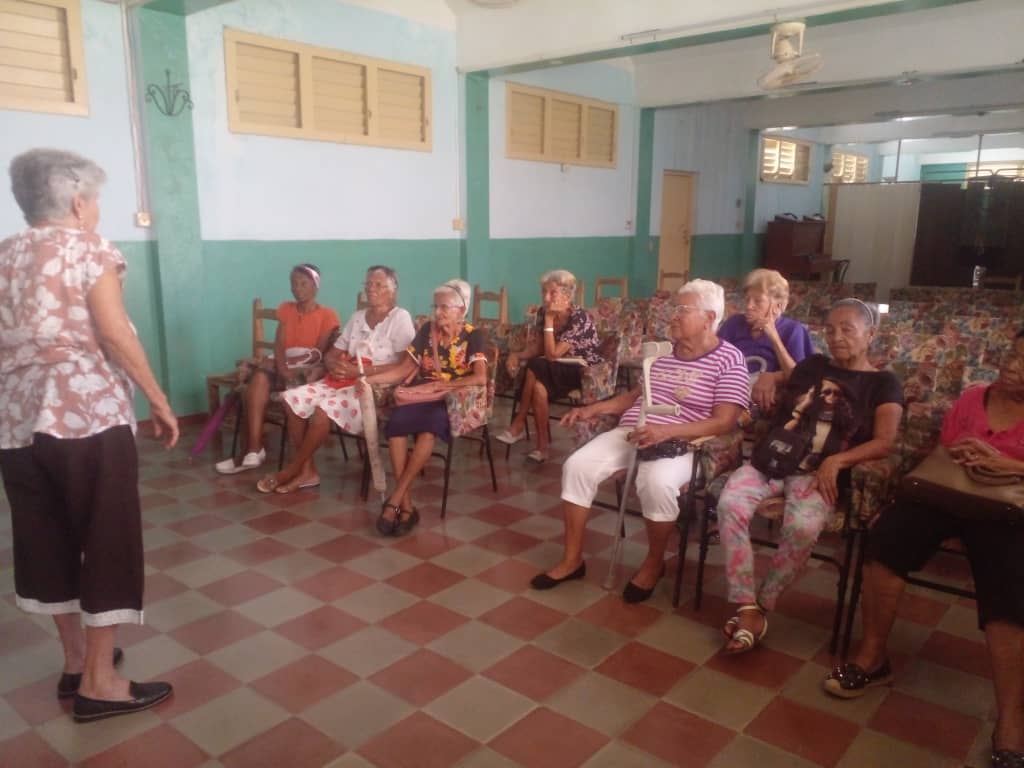 cc_caney's tweet photo. Entre juventud y experiencia, la cátedra del adulto mayor y la profe del INDER Yenisel Biscay saludaron el 17 de mayo con unidad y vitalidad.
#100AñosConFidel 
$CubaEstaFirme
#CubaSoberana
#SiempreSantiago https://t.co/KxRpLMwX1c