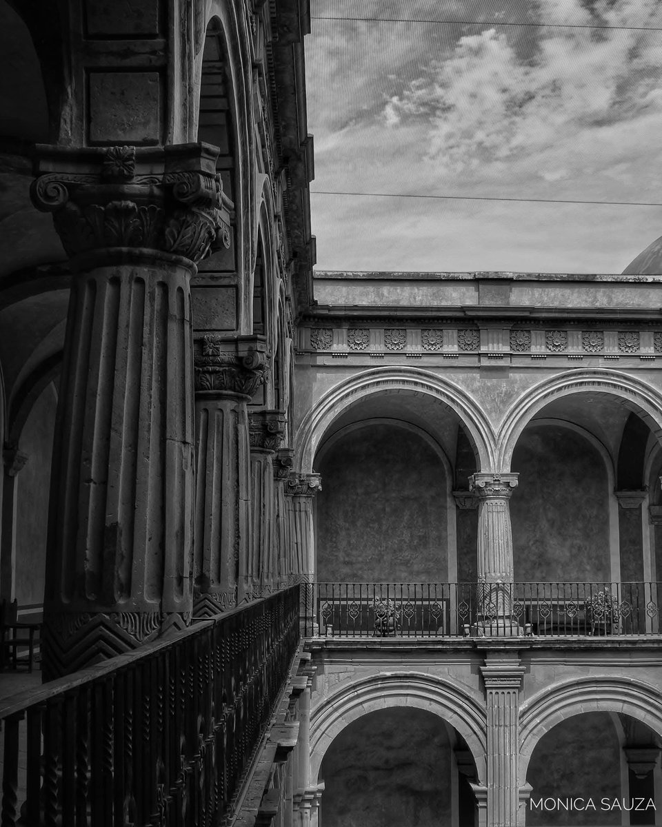 mosave_87's tweet photo. La vida huye: no te muestres tan difícil a la felicidad que se presenta.
"Rojo y negro", Stendhal

📷 IG: monicasauza

#queretaro #bnwphotography #museodearte #architecturephotography https://t.co/EoLDWdH2TK