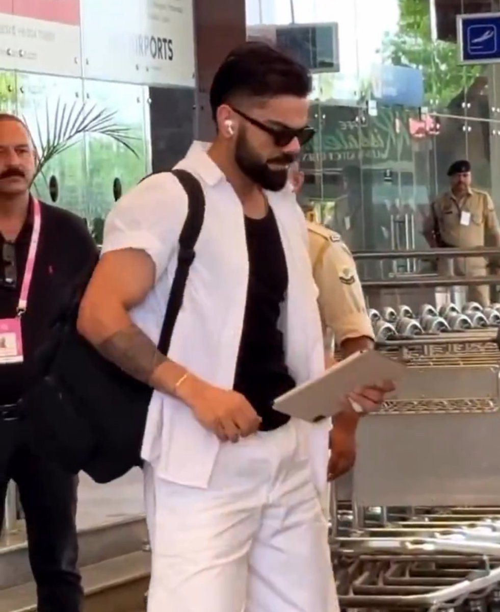 sayli665591's tweet photo. @imVkohli spotted at Delhi airport ๐ค๐๐ค
.
.
#hotnessoverloaded #delhiairport https://t.co/HP5VRlVNvl