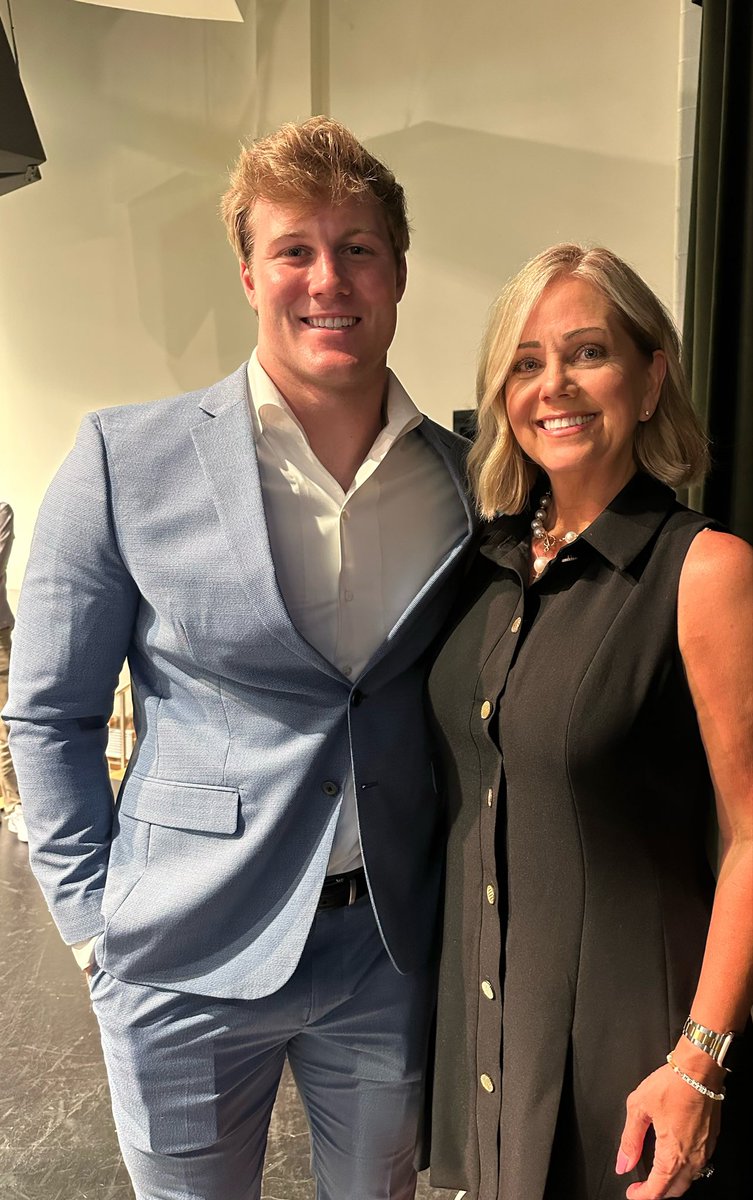 KelliWHutcheson's tweet photo. Honored to serve Athletes for a Better World organization at the Vincent J. Dooley Awards. It’s always a pleasure to spend time with Mrs. Barbara Dooley & fellow Eagle, @sportsguymarv GATA It was also inspiring to hear from @BTTitansAD alum and @AtlantaFalcons standout @JDBertrand1 Incredible human! Thank you @AforBW for your dedication to empowering & celebrating student athletes who abide by The Code for Living.