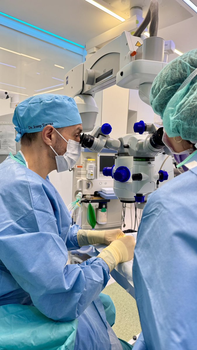 visionclinicB's tweet photo. Nuestro equipo | Él es @drTorrasJ, nuestro oftalmólogo de #córnea y #refractiva

📌 +30 años en @hospitalclinic, miles de traspantes de córnea y una apuesta firme por la docencia y la investigación. Acaba de presentar su tesis doctoral en @UniBarcelona sobre la distrofia de Fuchs https://t.co/xbwrDq3CJy