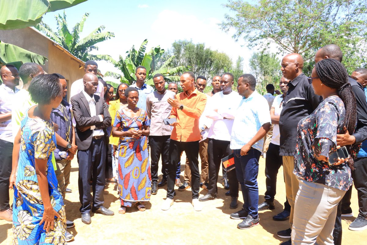 BugeseraDistr's tweet photo. Muri iki gikorwa basuye abaturage bubakiwe inzu banorozwa Inka n'urubyiruko rwa Bugesera,batuye muri @RilimaBugesera,babasangiza uburyo ibikorwa by'urubyiruko rwa Bugesera byabahinduriye Imibereho. 
Bugesera Urubyiruko Turashima ikorwa binyuze mu bikorwa by'amaboko by'urubyiruko. https://t.co/oy27Dofsxu