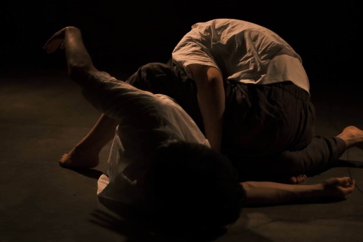 mkta_ka's tweet photo. A-ka＊Tetsu dance stream01
『世界とのあの素朴な接触』
無事に終演いたしました🤝

ご来場いただいた皆さま
関わってくださった全ての方に感謝いたします。ありがとうございました。

これからもじっくり丁寧に
思考や感情、身体や言葉に向き合っていきたいです。

(撮影:渡辺拓実) https://t.co/SyttSHdFcy