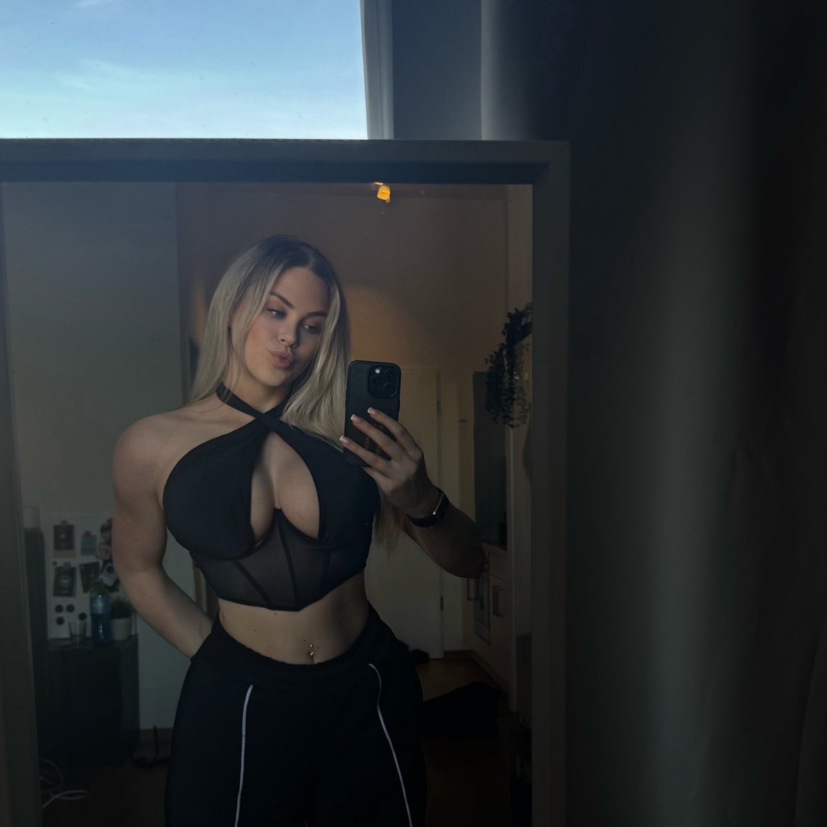 𝘓𝘢𝘶𝘳𝘢 tweet media