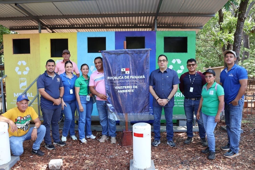 jchuertasolis's tweet photo. MI AMBIENTE Herrera, a través de la Sección de Verificación del Desempeño Ambiental y en coordinación con la Alcaldía de Chitré, desarrolla una jornada de recolección de residuos en el marco de la conmemoración del Día Internacional del Reciclaje. https://t.co/Sgs1Mem60B