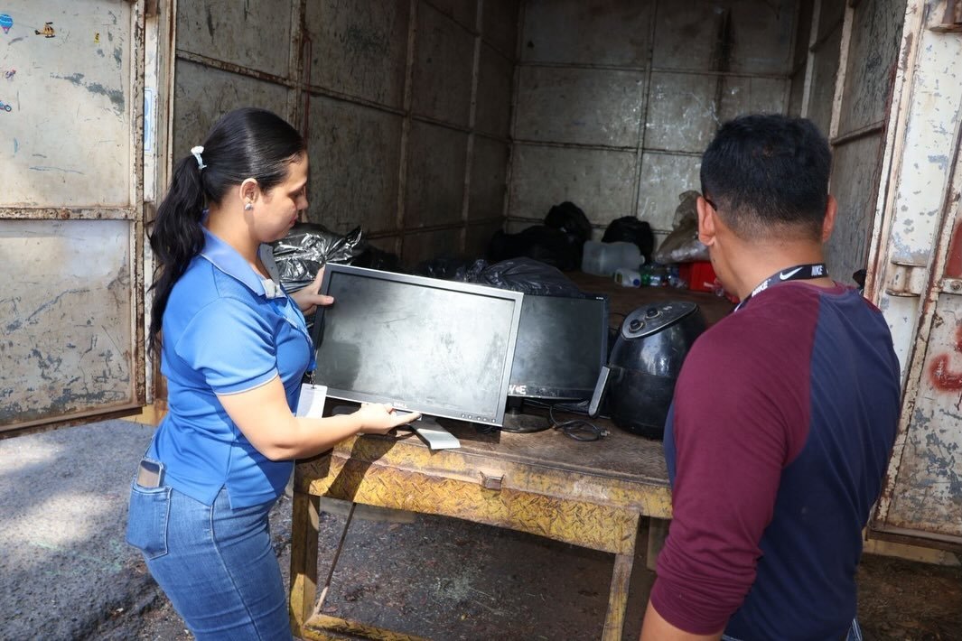 jchuertasolis's tweet photo. MI AMBIENTE Herrera, a través de la Sección de Verificación del Desempeño Ambiental y en coordinación con la Alcaldía de Chitré, desarrolla una jornada de recolección de residuos en el marco de la conmemoración del Día Internacional del Reciclaje. https://t.co/Sgs1Mem60B