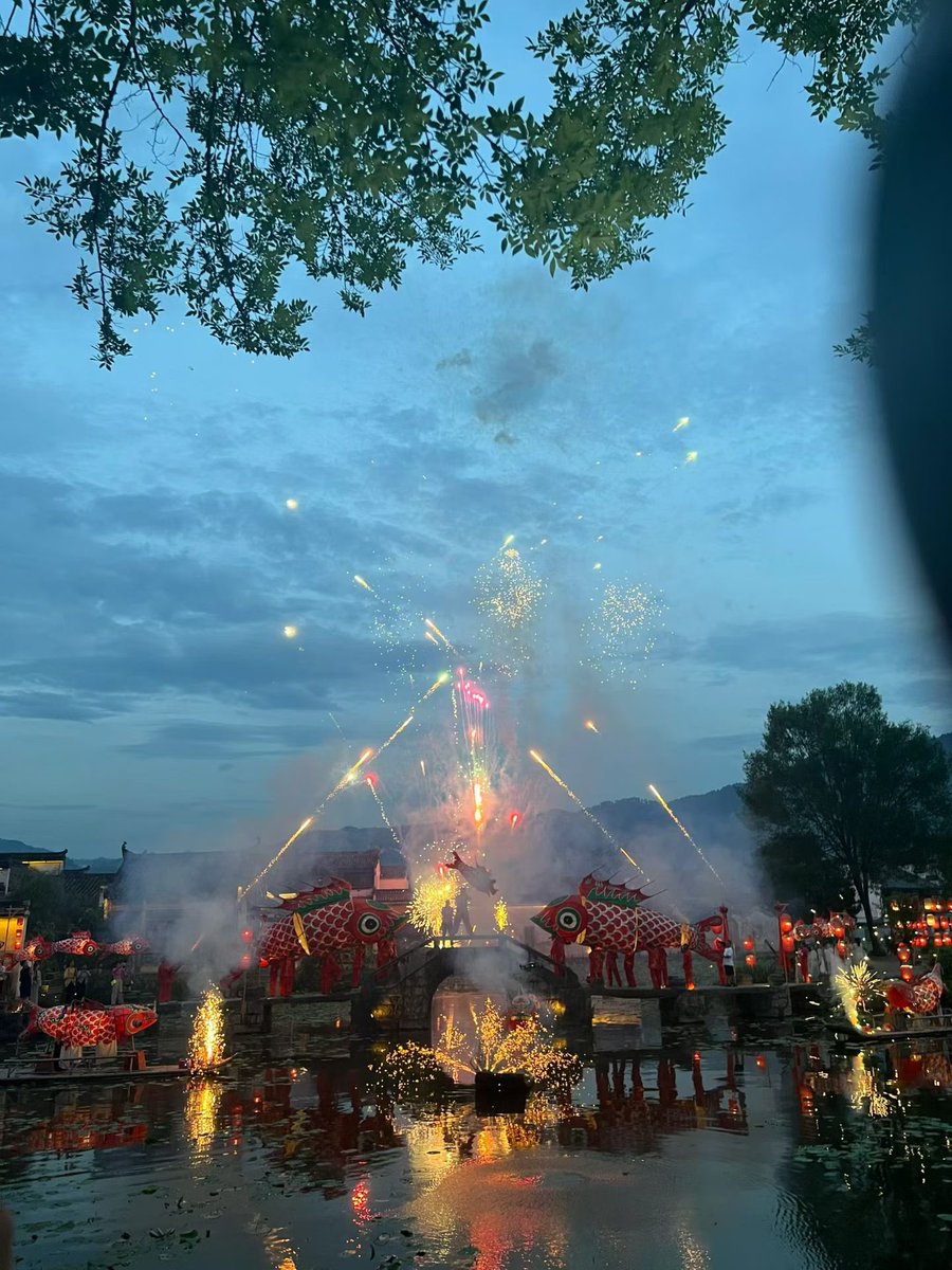 HuangshanGolf's tweet photo. Night in Chengkan Ancient Village comes alive with a glowing fish lantern parade, where old bridges, water, and lights create a beautiful Huizhou night scene, and even a little cat from Huangshan would stop to watch. #Chengkan #ChengkanAncientVillage #FishLantern #NightTour https://t.co/6AfBqCYEZv