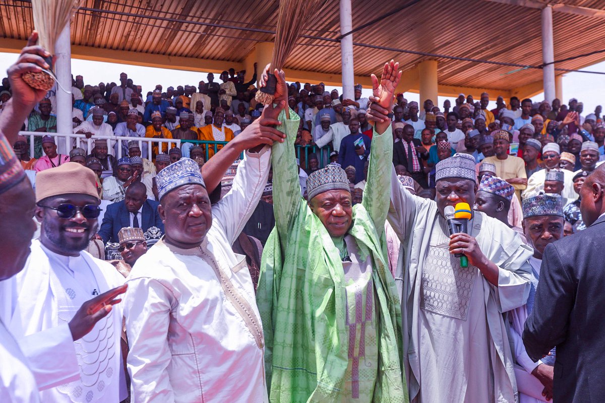 KBStGovt's tweet photo. Gov. Nasir Idris applauded APC aspirants for embracing consensus during the Kebbi Central Senatorial Primary as Sen. Muhammad Adamu Aliero emerged consensus candidate.

#KebbiAPC #NasirIdris #APC #KebbiPolitics https://t.co/6OOHYGvTPf