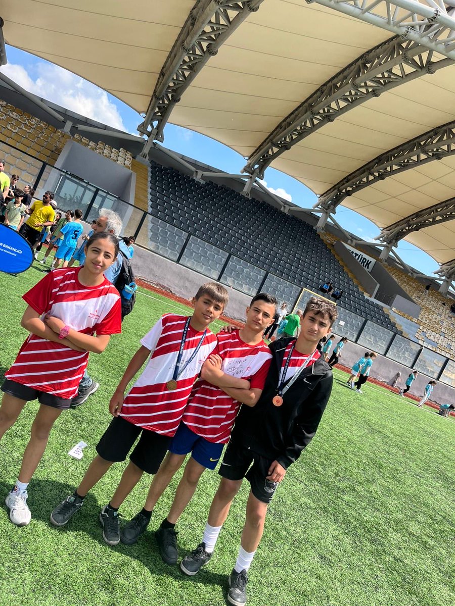 AvcSemker's tweet photo. 🏃‍♂️ ATLETİZM YARIŞMALARINDA GURUR TABLOMUZ🏅
Avcılar ilçesinde düzenlenen atletizm yarışmalarında okulumuzu başarıyla temsil eden öğrencilerimizi tebrik ediyoruz.+ https://t.co/FmvfbzFGHy