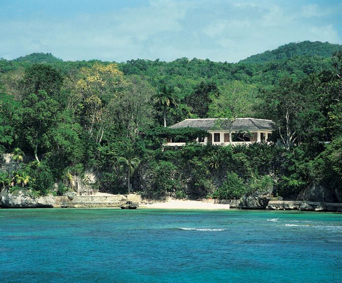 UbermenschMind's tweet photo. All I want in life is an oceanfront estate somewhere in the tropics, a loyal Männerbund, a few concubines, a small private militia and a vintage land rover convertible...

...and a green polo https://t.co/JhHlTB4eNV