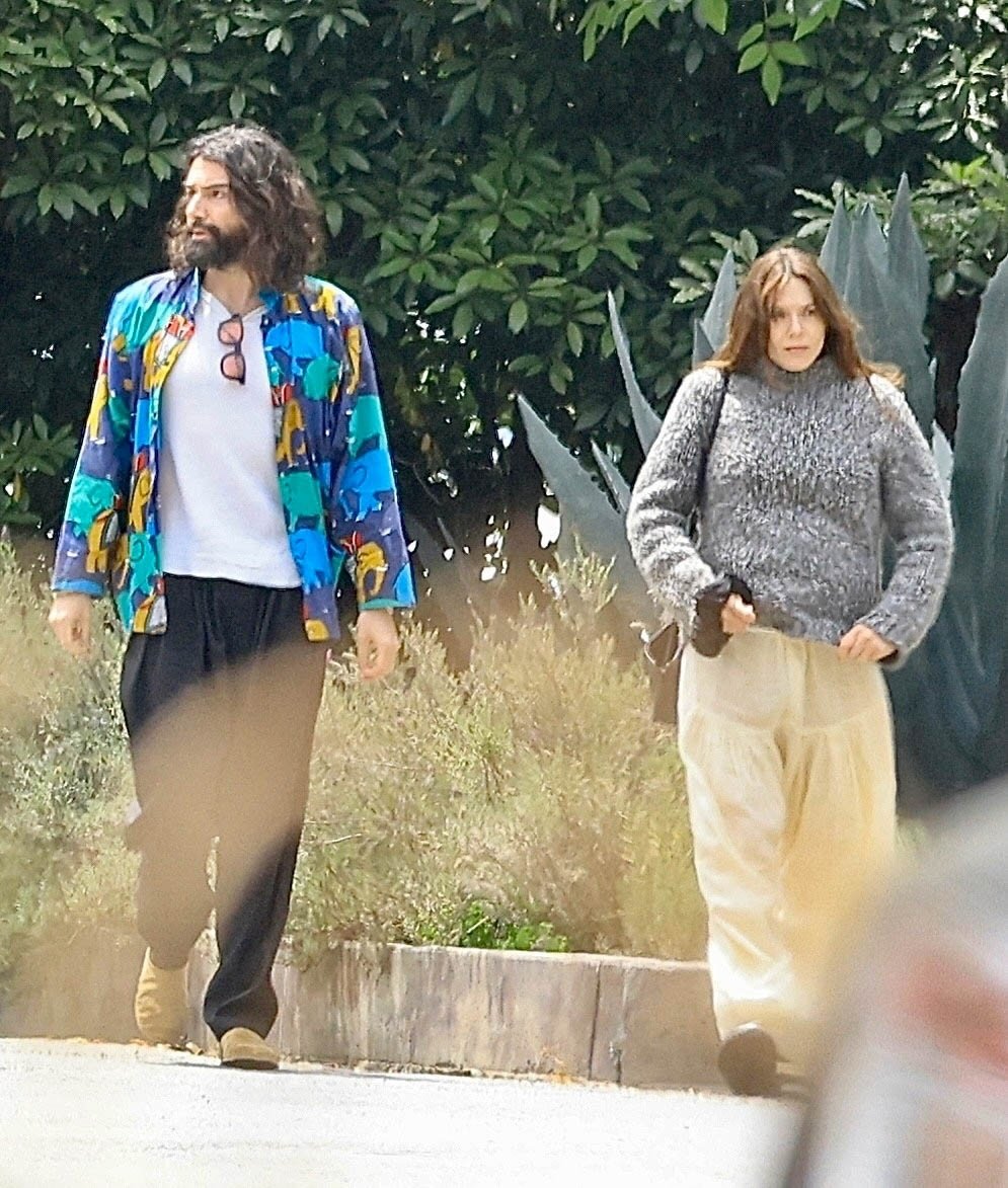 eobrphotos's tweet photo. Elizabeth Olsen e seu marido, Robbie Arnett, foram vistos ontem, dia 17, em Bel Air, Califórnia.

Em breve, mais fotos em nossa galeria! https://t.co/jtz9gOInAv