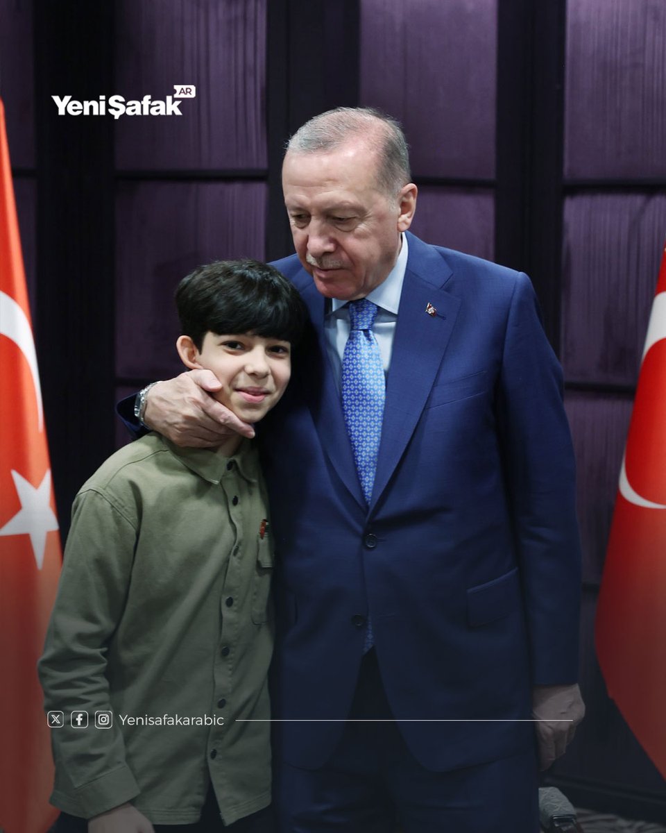 YeniSafakArabic's tweet photo. الرئيس التركي رجب طيب أردوغان، يستقبل الطفل الغزي رمضان أبو جزر البالغ من العمر 11 عاماً، والمعروف بمقاطع الفيديو التي يوثق فيها مأساة غزة على مواقع التواصل الاجتماعي، برفقة عائلته في مكتب الرئاسة بقصر دولمة بهجة في إسطنبول. https://t.co/U6Onlg0Ihh