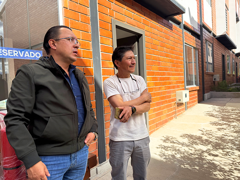 EMUVI_EP's tweet photo. ¡En #LosCapulíes los sueños  comienzan a vivirse! 🏡🥰

Te espera la Séptima Fase de la Urbanización Los Capulíes, un lugar donde cada llave entregada representa esfuerzo, amor y metas cumplidas.👨‍👩‍👧

Construimos recuerdos y un futuro con #AmorPorCuenca. ❤💛
@czamoramatute https://t.co/PdWMmPzcD8