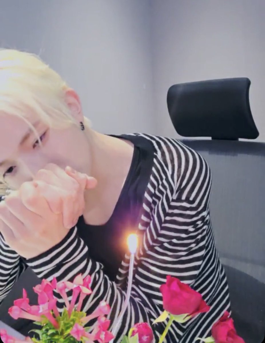 juzzENHYPEN's tweet photo. my bambi, my hee, my evan, thank you for finally going live after how many months. my heart got so happy i couldn’t even type a single word out. 

glad seeing your happy face and i hope good things only happen to you. i love you always, in all ways. https://t.co/avVjlSGyvn