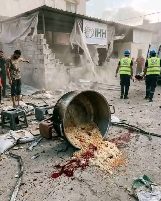 Mohamad1577189's tweet photo. #When the grains of rice of the hungry were mixed with the blood of their cook #Yesterday's targeting 💔
https://t.co/yVlZhgyQ1p https://t.co/63E0g9JFT2