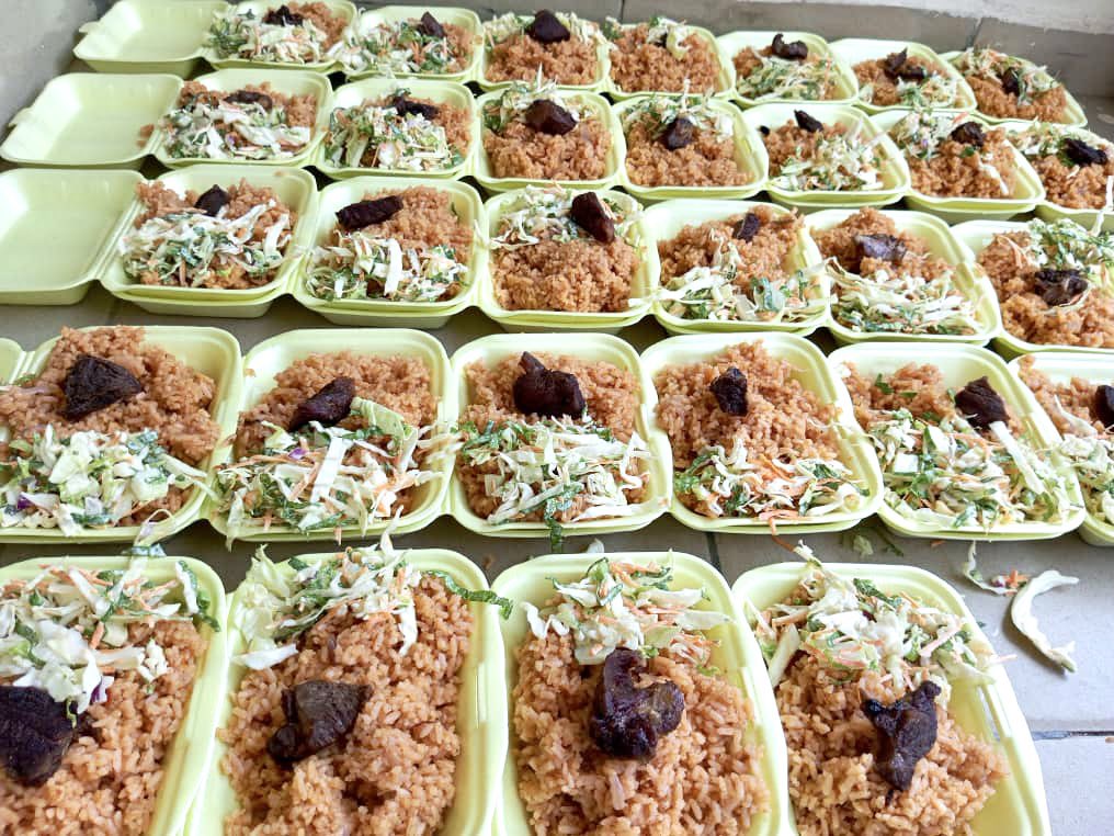 Almasaakin_'s tweet photo. 1) A generous sister donated ₦50,000 to support feeding people in need. The donation was used to distribute a total of 68 packs of cooked meals across Abuja and Sokoto State, with ₦25,000 allocated to each distribution.

In Momo Sani Layout, Gwagwalada, Abuja, 32 packs of Jollof Rice with Beef and Coleslaw were distributed to 32 needy individuals.