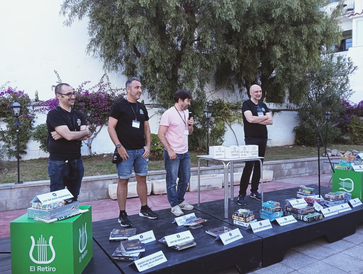 elretirositges's tweet photo. Diumenge passat es va viure als Jardins d'El Retiro una jornada molt especial amb JUGUEM PLEGATS PER L’ELA 🧸. 

El dia va estar carregat d’activitats, emocions i solidaritat per homenatjar en Luis d’Estrées.

Gràcies a totes les persones que van voler formar part. 💚 https://t.co/Y4IkKM7lYU
