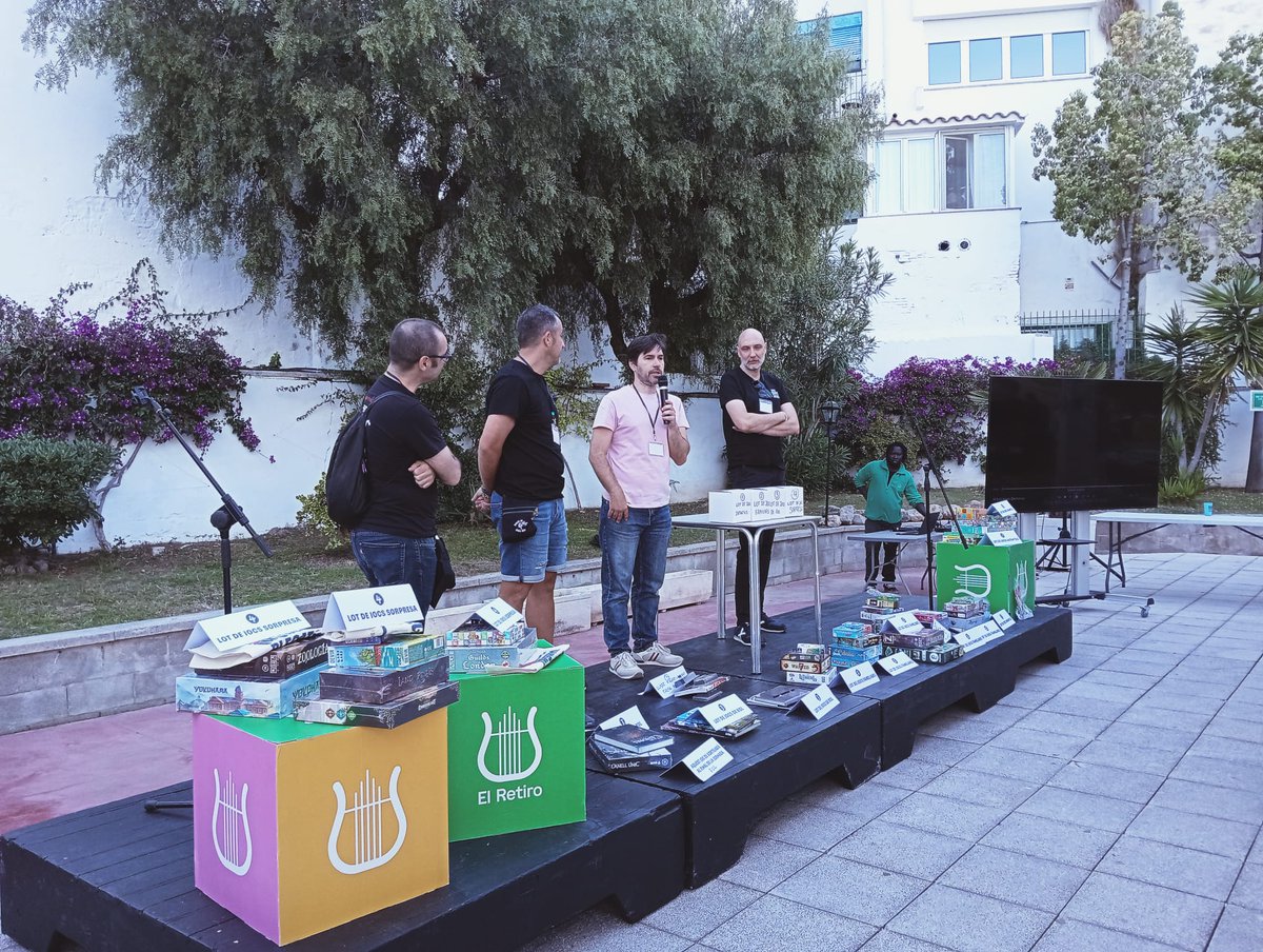 elretirositges's tweet photo. Diumenge passat es va viure als Jardins d'El Retiro una jornada molt especial amb JUGUEM PLEGATS PER L’ELA 🧸. 

El dia va estar carregat d’activitats, emocions i solidaritat per homenatjar en Luis d’Estrées.

Gràcies a totes les persones que van voler formar part. 💚 https://t.co/Y4IkKM7lYU