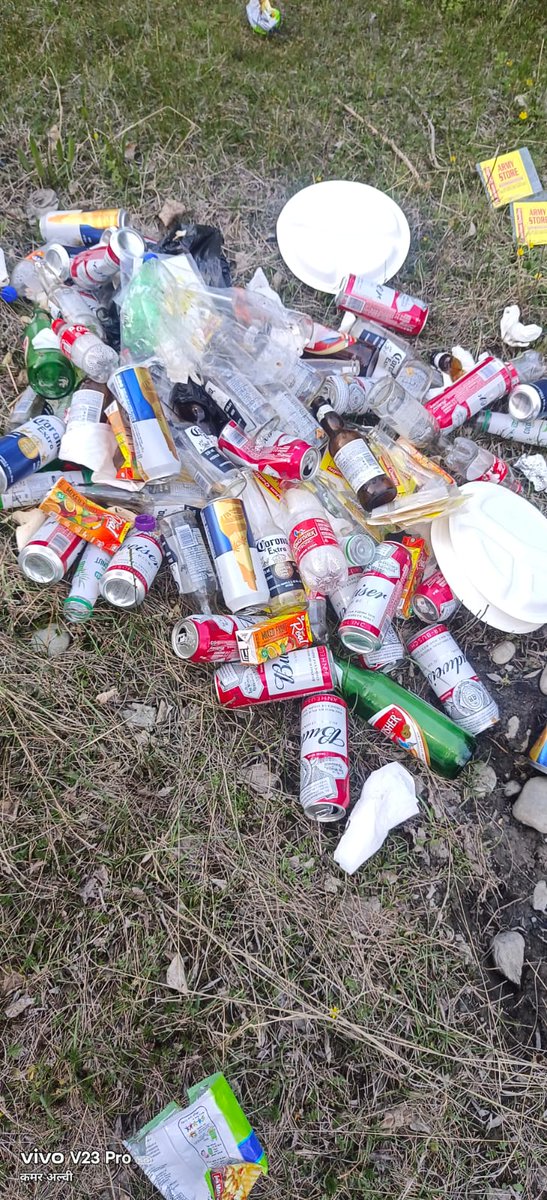 mladakhi's tweet photo. We respect the Indian Army for their service to the nation, but leaving behind such garbage in our village after a picnic is deeply disappointing. Discipline should also reflect in protecting nature and keeping public places clean.
1/2 https://t.co/stJHTHdwyM