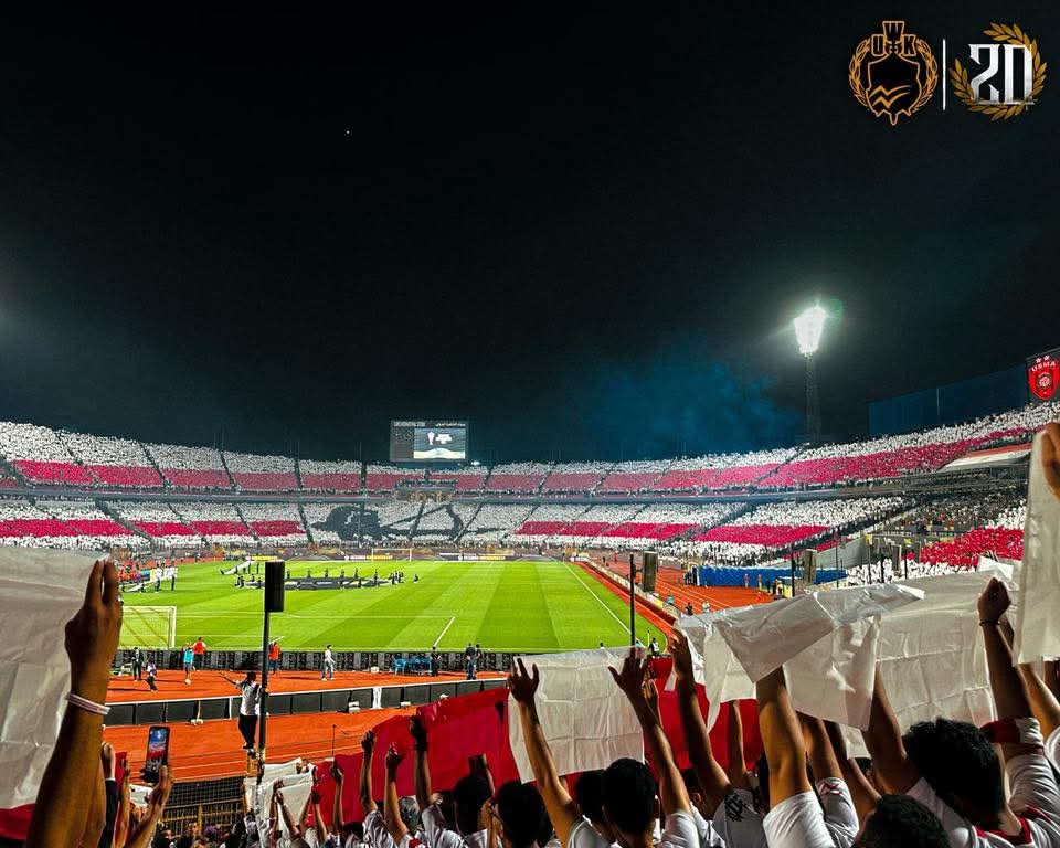 White07Knights's tweet photo. لم يكن طريقُنا يومًا مفروشًا بالورود، ولم نكن من أصحاب الحظوظ التي تُهيّأ لها كل أدوات النجاح، ولا ممن تأتيهم الانتصارات على طبقٍ من ذهب، هذا قدرُنا منذ الليلة الأولى التي هتفنا فيها لنادي الزمالك، وهذا ما وعيناه جيدًا طوال رحلتنا معه.

كانت رحلتُنا مع الزمالك حافلةً بالعقبات والتحديات، تحملنا تبعاتها صابرين، فالتحدي إمّا أن ينصفك أو يخذلك؛ إمّا أن يجعلك أسعد الناس، أو يغرقك في حسرة ما لم يتحقق وما لم نستطع بلوغه.. هكذا هي كرة القدم.

لكن وسط كل هذا، وفي خضمّ هذه المشاعر المتضاربة والحالة التي نتفهمها جميعًا، نودّ أن نقول لكم ونذكّر أنفسنا بأننا؛ 
لم ننتهي بعد.

ما مضى لا يُذكر إلا للاستفادة من أخطائه وتجنّب تكرارها، ونحن اليوم على أعتاب معركة حسم لقب الدوري، ويتبقى أقل من 48 ساعة على صافرة البداية، هذه البطولة تعني لنا الكثير، خاصةً في هذا الموسم الاستثنائي.

نذكّركم ونذكّر أنفسنا: في بداية الموسم قال الجميع إن الزمالك قد مات، وإن ظروفه لن تسمح له بالوجود على ساحة المنافسة من الأساس، واليوم نقف على بُعد خطوةٍ واحدة من اللقب، لأننا قررنا أنه لن يموت ما دمنا أحياء.

إلى لاعبي الزمالك والجهاز الفني والإدارة:  
ليس لديكم خيارٌ سوى الفوز.. ولن نقبل بغيره.

فلنتحد جميعًا، فلا بديل عن الدوري، ها قد وصلنا إلى الصفحة الأخيرة، ولا يجوز أن نتهاون فيها أو لم يكن العنوان ا��ختامي هو "الزمالك بطلا للدوري المصري".

"جانب مِن حضور المجموعة لمباراة نهائي الكونفدرالية"