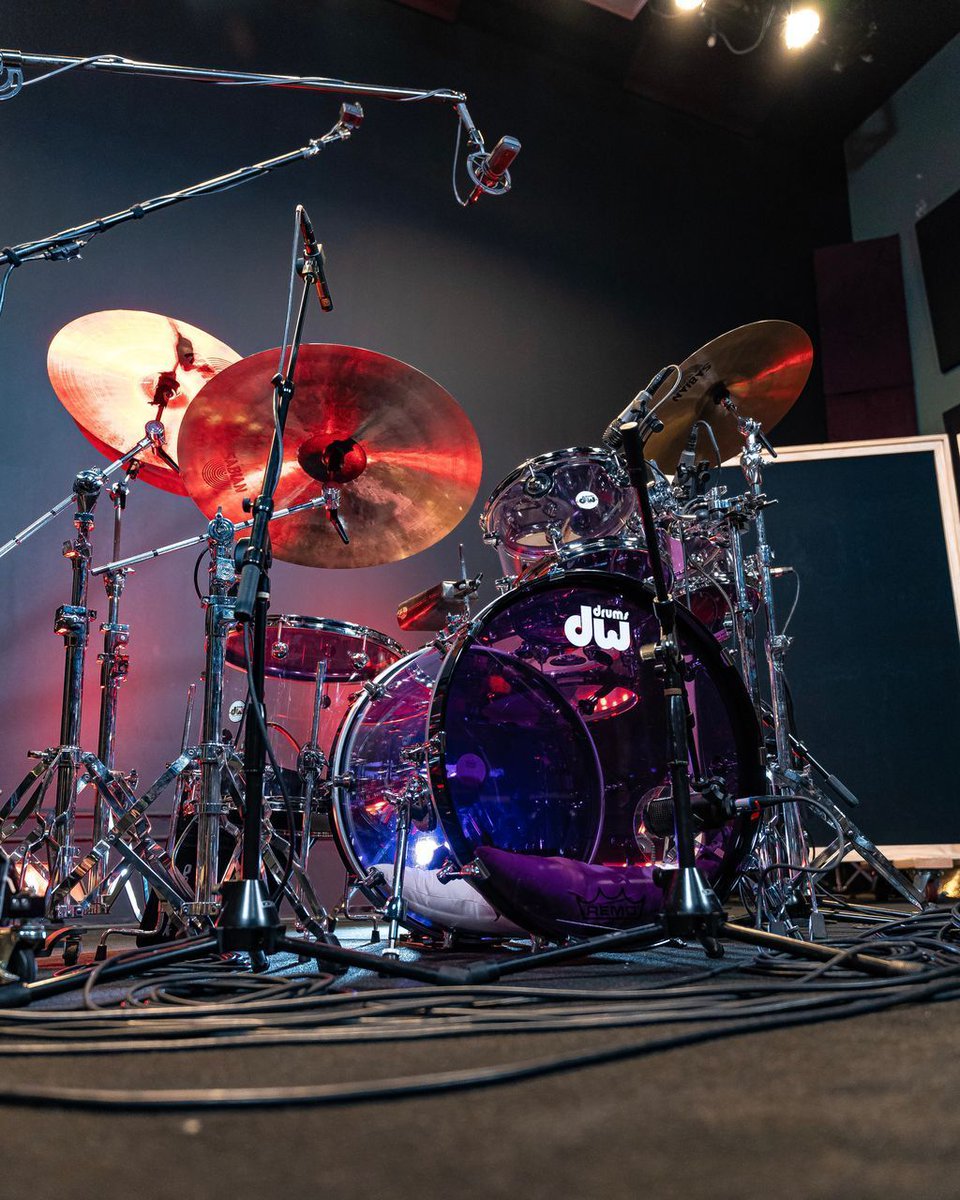 DrumChannel's tweet photo. Not sure if we've seen such a colorful kit since this filming with Al Velasquez. 💜 Comment if you would play this kit! 🔥

Find the course here ➡️  https://t.co/2VRRHcI4CC 

#alvelasquez #drumchannel https://t.co/9iaP8BHLGS