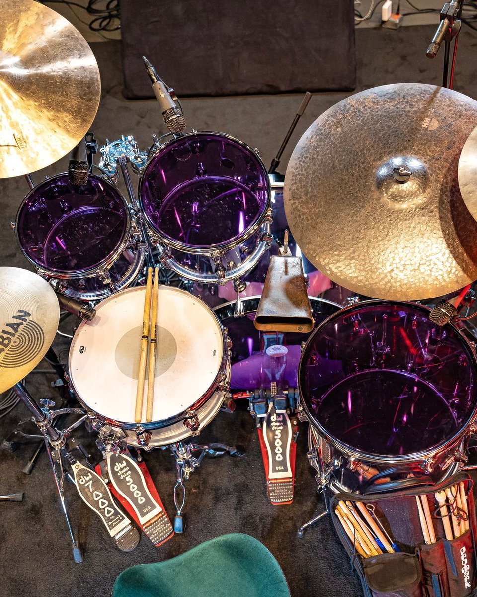 DrumChannel's tweet photo. Not sure if we've seen such a colorful kit since this filming with Al Velasquez. 💜 Comment if you would play this kit! 🔥

Find the course here ➡️  https://t.co/2VRRHcI4CC 

#alvelasquez #drumchannel https://t.co/9iaP8BHLGS