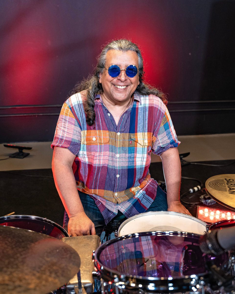 DrumChannel's tweet photo. Not sure if we've seen such a colorful kit since this filming with Al Velasquez. 💜 Comment if you would play this kit! 🔥

Find the course here ➡️  https://t.co/2VRRHcI4CC 

#alvelasquez #drumchannel https://t.co/9iaP8BHLGS