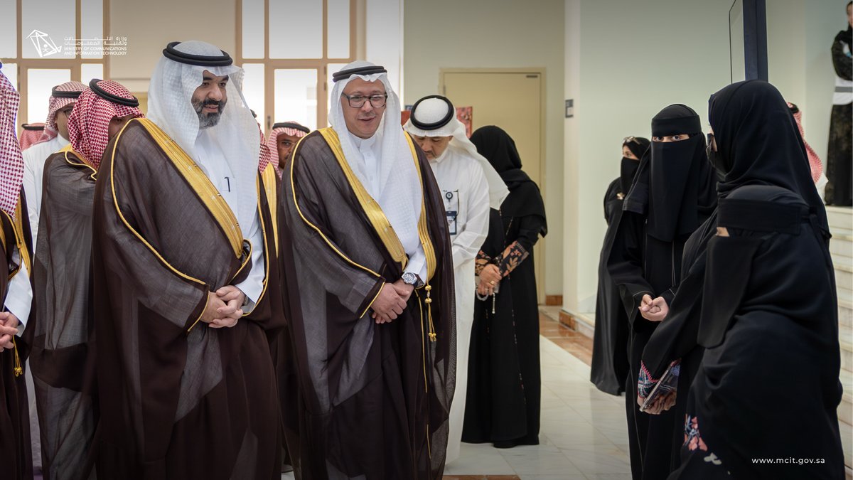 McitGovSa's tweet photo. خلال زيارته للمدينة المنورة؛ معالي المهندس عبدالله السواحه @aalswaha يطّلع على نماذج ريادية ووطنية من أبناء وبنات طيبة الطيبة خلال معرض المدينة التقني، والذي استضافته جامعة الأمير مقرن @UPMMadinah بالشراكة مع غرفة المدينة المنورة. https://t.co/w8JMCtU6Ee