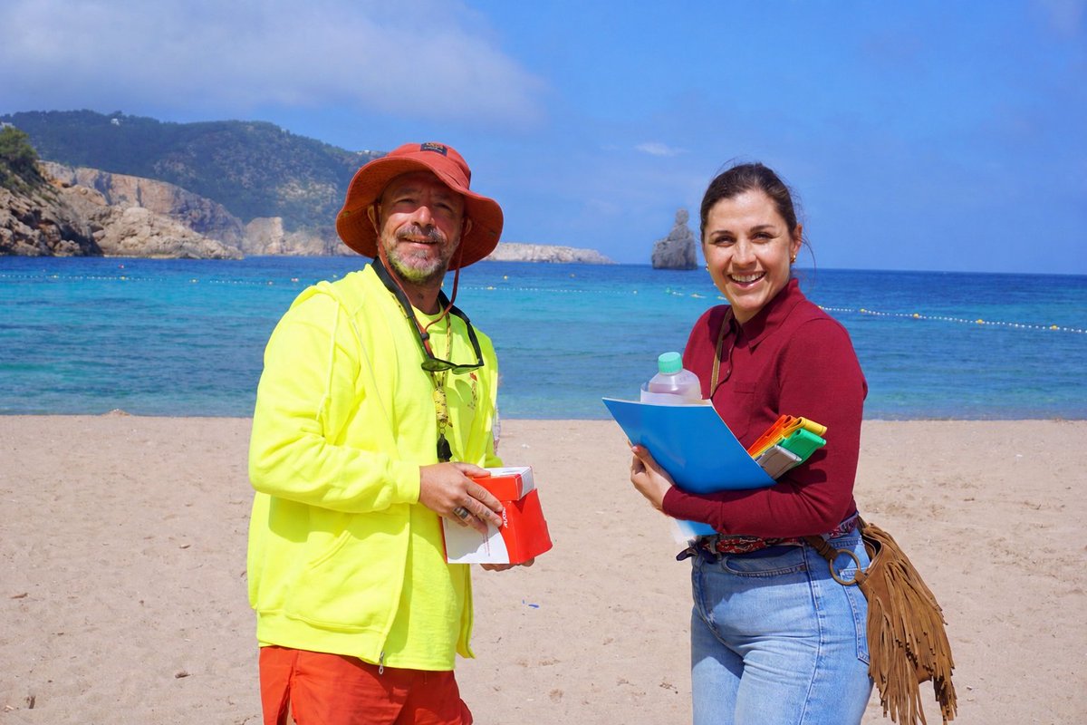 Delabritja's tweet photo. L’Ajuntament de Sant Joan ha entregat nou material als socorristes de les platges del municipi.

S’ha distribuït roba de feina i material mèdic per mantenir els botiquins al dia i reforçar el servei de vigilància i salvament durant la temporada. https://t.co/nTJduWm45b