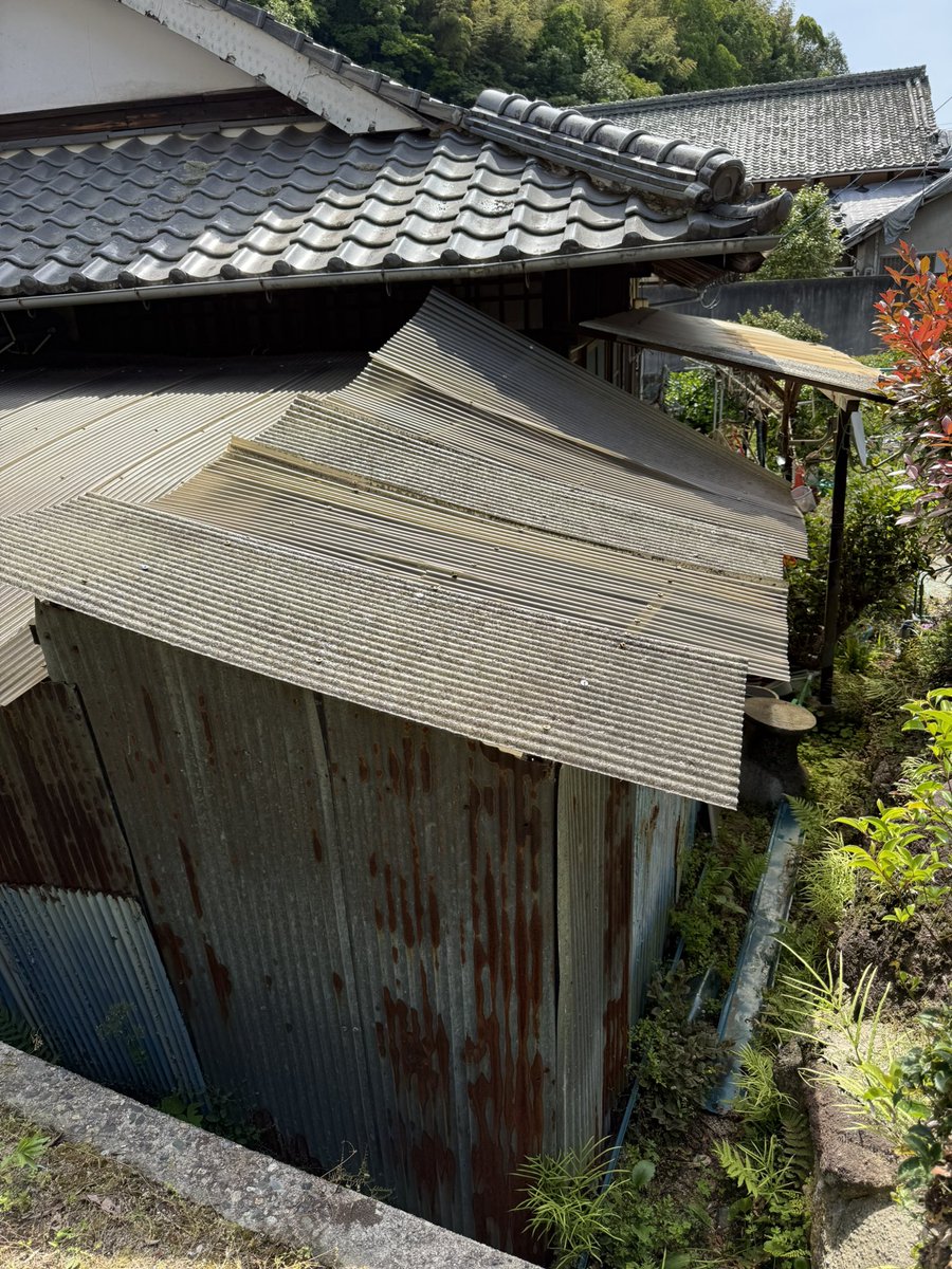 takami3010's tweet photo. 話を聞くと、雨が多く降ると窪地に家が有るので、床下浸水する事が有ると言われたので、梅雨までに簡易排水ポンプの設置をしてあげようかと思います。 https://t.co/8CQORdNOC1