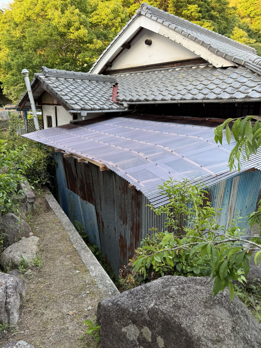 takami3010's tweet photo. 話を聞くと、雨が多く降ると窪地に家が有るので、床下浸水する事が有ると言われたので、梅雨までに簡易排水ポンプの設置をしてあげようかと思います。 https://t.co/8CQORdNOC1