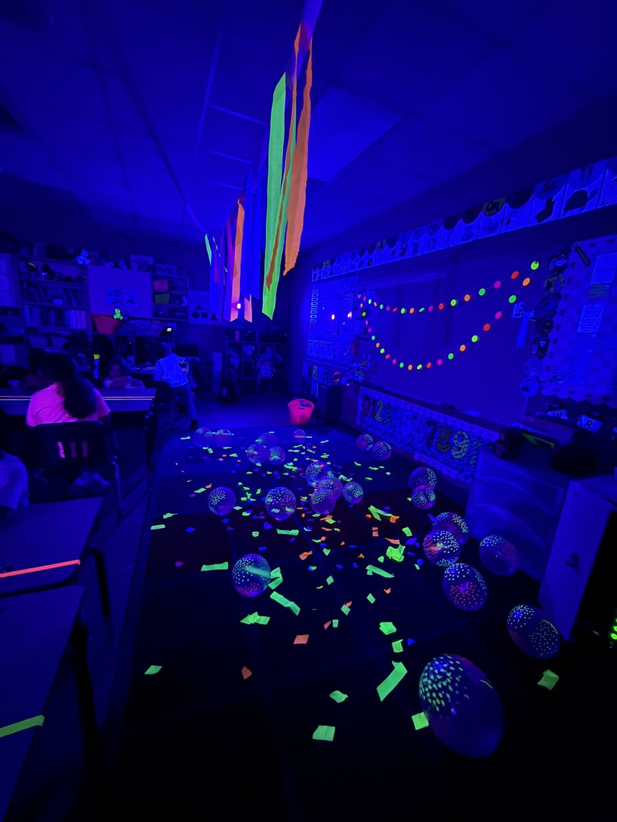 MrsBRamirez's tweet photo. Happy Glow Day Monday!  A day full of glow stick math, science, social studies and Reading!  @CrosbyISD @CrosbyElem https://t.co/p604fPzIXB