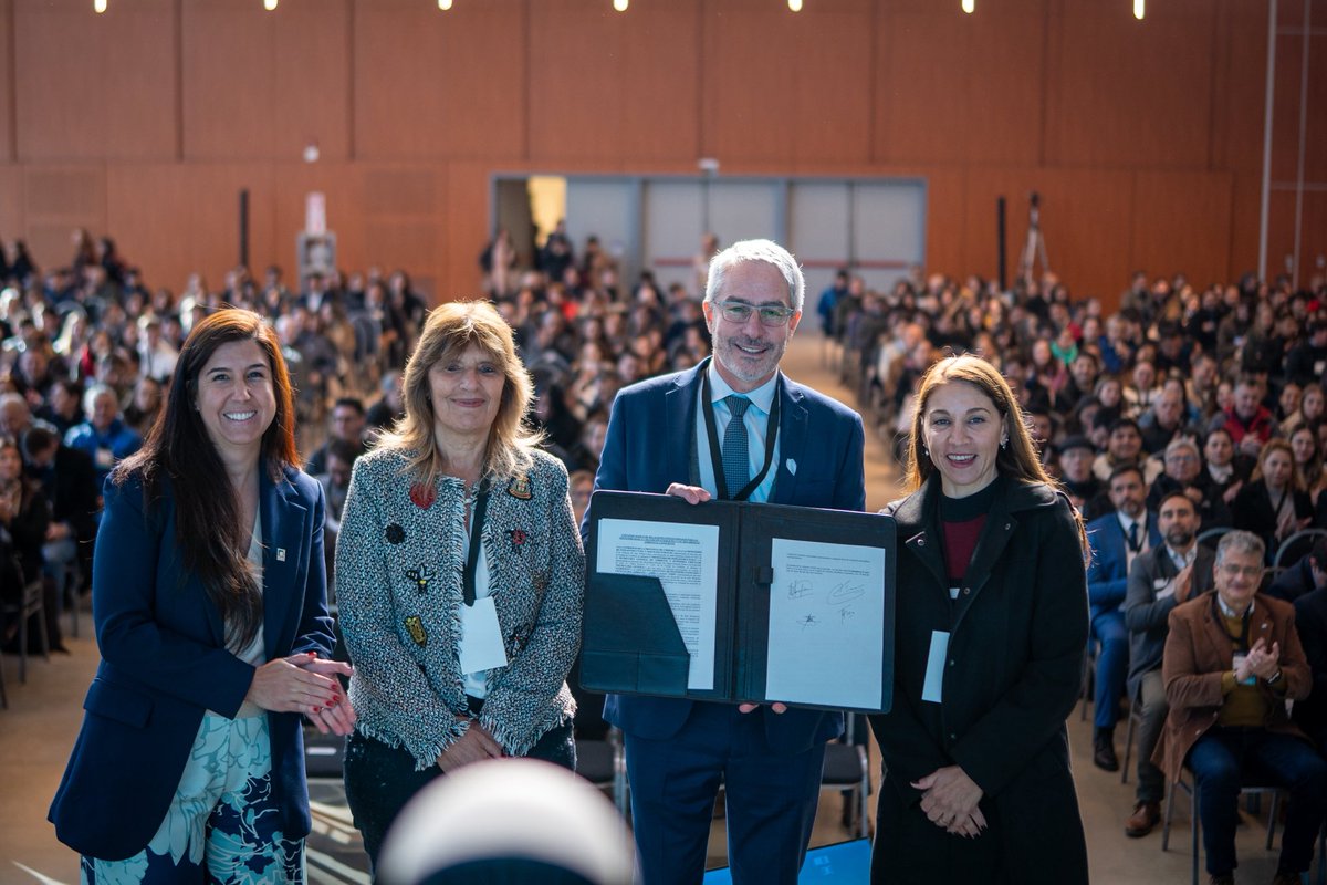 MinSPcba's tweet photo. 🟢ACTO INAUGURAL⤵️

 👥 El acto de apertura estuvo a cargo de @CastelloEdgar, Sec. de Infraestructura Hídrica y Gasífera; @tori_flores, Sec. Gral de Ambiente, Economía Circular y Biociudadanía; Diana Rosalba Sarafian, Presidenta de @AIDIS_ARGENTINA; y @CarroPerez_Mag, Decana @FCEFyN_UNC 

🗣️“Es para @AIDIS_ARGENTINA un orgullo estar aquí en Córdoba con una sala llena de profesionales y estudiantes.” 
Inauguró el congreso Rosalba Sarafian dando pie a las demás autoridades para consagrar oficialmente la importancia a nivel nacional que tiene este encuentro. 🇦🇷🫱🏼‍🫲🏽