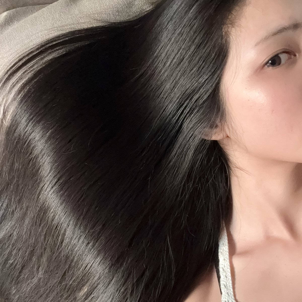 morpormorpaeng's tweet photo. พูดจากใจ มาส์กผมของ L’Oreal ควรอยู่ในลิสต์อันดับหนึ่งที่ต้องมีอะ ดีแบบมากๆๆ ทั้งหอม ทั้งผมโคตรสวย เป่าเสร็จฟินิชคือสวยแบบไม่ต้องทำไรเพิ่ม มาส์กนาทีเดียวแต่มันฟีลไม่ต่างกับ 2-30 นาทีเลย สางแล้วผมอย่างลื่น ตั้งแต่ได้มาคือไม่ใช้ตัวอื่นเลยเอาจริง ชอบมากกกกกกก https://t.co/8pzzexFp2K