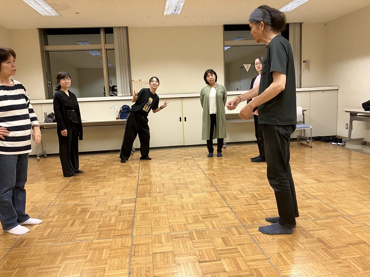 found_hole's tweet photo. 前回、声を研究したり遊んだりしたので、今回は体。
あちこち伸ばしながら、この動きがどこの筋肉に効いているかを確かめる。「歩く」動作ひとつでも、筋肉を意識することで変化する。
ゆっくりの動きで内部の筋肉を育てよう😆 https://t.co/e4FzUCfwgL