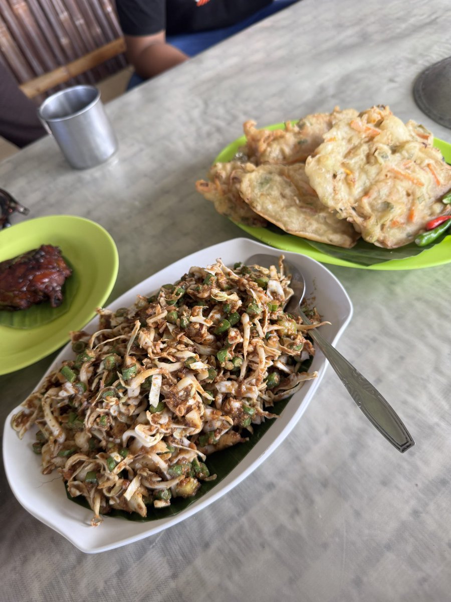 evatheskies's tweet photo. Mana nih yg suka liwetan bareng keluarga atau temen temen? Menurutku ini liwet terEnak di Kuningan, tempatnya desa linggajati. Selain harganya yg murah, porsi nya jg banyak 😋✨ 
☘️Liwet Ceu Dedeh 5/5 https://t.co/Jyb1jDRgQ0